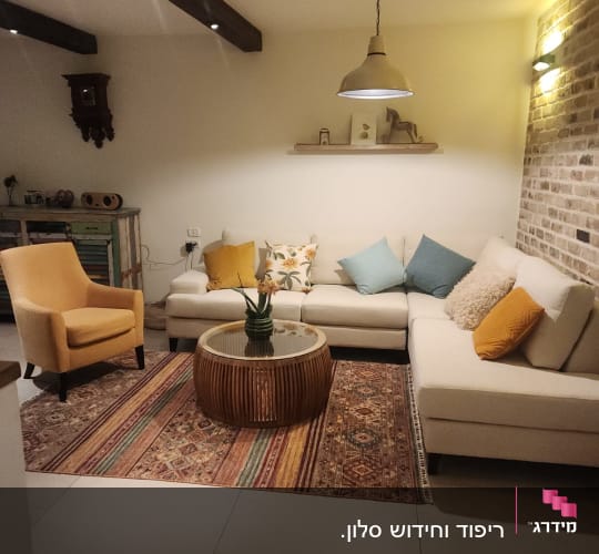 כריות צבעוניות על ספה לבנה בסלון מואר